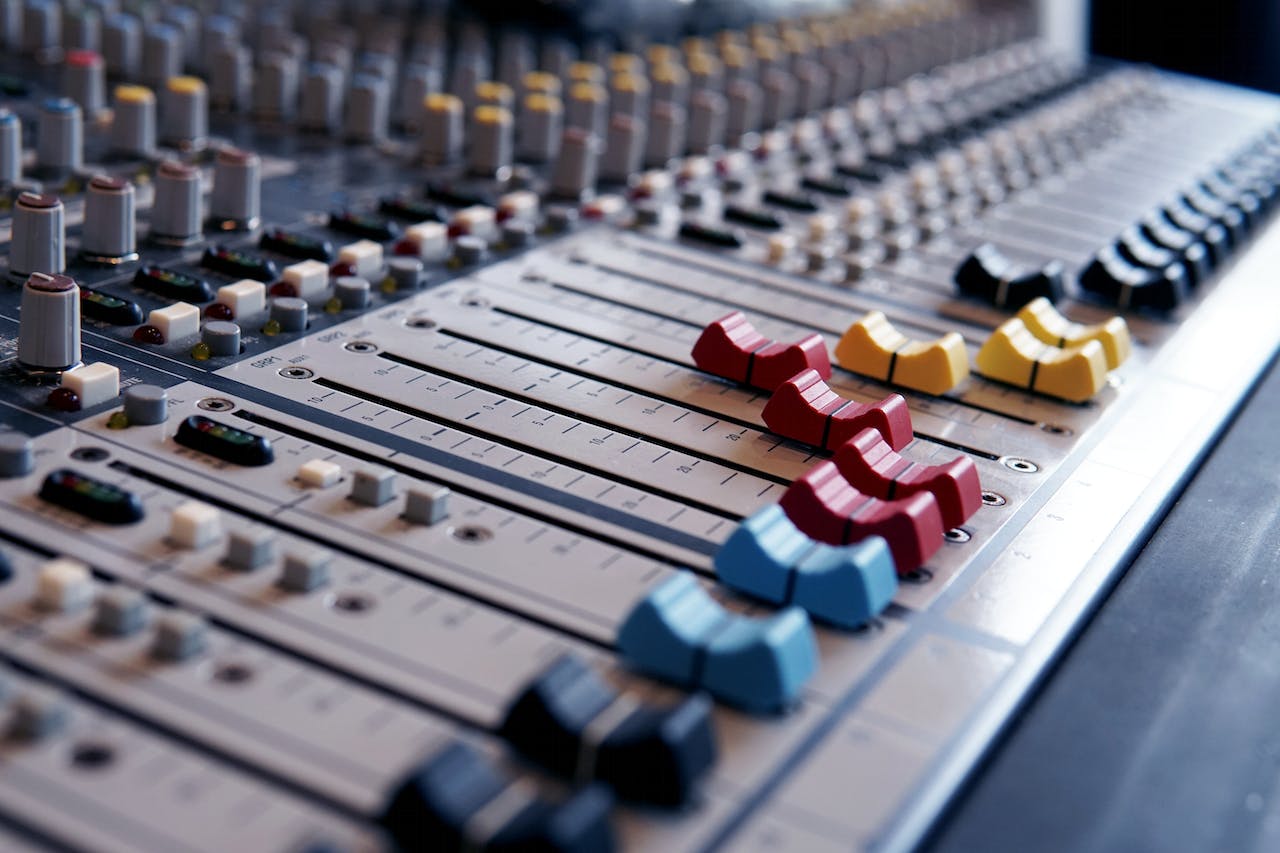 audio mixing console